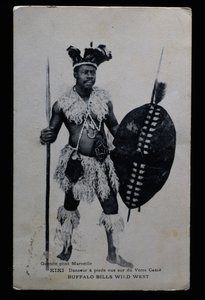 Kiki, tanečnice, která vystupovala naboso na rozbitém skle, Buffalo Bill (William Frederick Cody od French Photographer