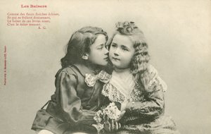 Malý chlapec líbá malou holčičku (černobílá fotografie) od French Photographer
