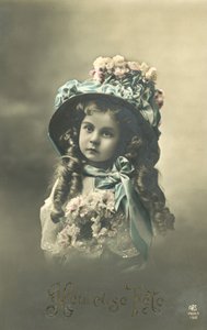 Holčička ve velkém klobouku (barevná fotografie) od French Photographer