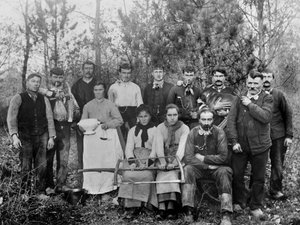 Dřevorubecký tábor s jejich rodinou, oblast Chaumont, Haute Marne, cca 1880. Sbírka Ducos. od French Photographer