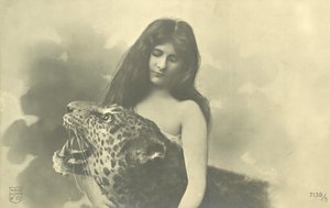 Dlouhovlasá dívka s rukama kolem vycpaného leoparda (černobílá fotografie) od French Photographer