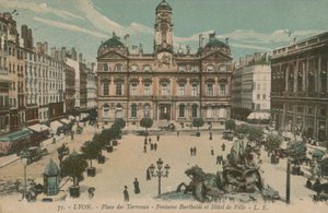 Lyon - Place des Terreaux - Bartholdiho fontána a radnice. Pohlednice odeslána v roce 1913. od French Photographer