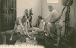Muž je masírován dvěma muži v termálních lázních v Aix les Bains od French Photographer