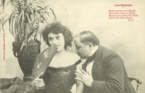 Muž líbá ženě rameno (černobílá fotografie) od French Photographer