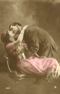 Muž líbá dívku na tvář od French Photographer