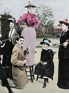 Marcel Proust francouzský spisovatel uprostřed skupiny mladých žen hrajících na kytaru na tenisové raketě na tenisovém bulváru Bineau v Paříži, 1892 od French Photographer