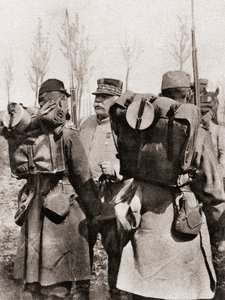 Maršál Joseph Jacques Césaire Joffre kontroluje své jednotky, z The Illustrated War News, 1915 od French Photographer