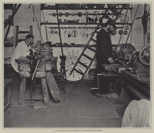 Montážní dílna v porcelánce Sevres, Francie (černobílá fotografie) od French Photographer