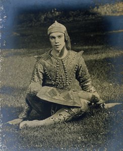 Nižinskij sedí se zkříženýma nohama, oblečený jako kníže Igor od French Photographer