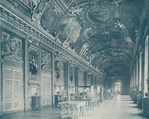 Paříž: Apollonova galerie, muzeum Louvre, pohled na sever (černobílá fotografie) od French Photographer