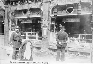Paříž, německý obchod rozbitý davem, 1914 od French Photographer