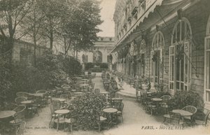Patio hotelu Ritz, Paříž. Pohlednice odeslána v roce 1913. od French Photographer