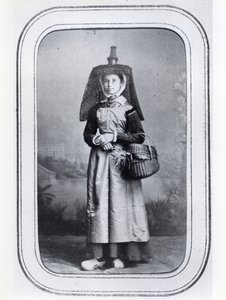 Fotografická vizitka zobrazující francouzský regionální kroj, cca 1860-70 (černobílá fotografie) od French Photographer