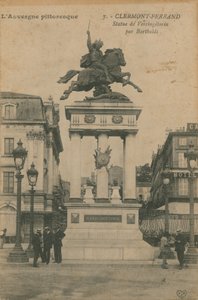 Malebné Auvergne - socha Vercingetorixe od Bartholdiho v Clermont-Ferrand. Pohlednice odeslána v roce 1913. od French Photographer