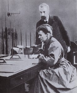 Pierre a Marie Curie, objevitelé radia, ve své laboratoři na pařížské univerzitě, 1898 od French Photographer