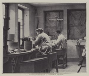 Leštící dílna v porcelánce Sevres, Francie (č/b foto) od French Photographer