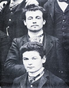 Portrét: Alfred Jarry (1873 -1907) a Fargue (1876 - 1947) na Lycée Henri IV, Paříž - foto od French Photographer