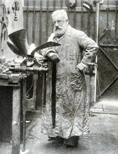 Portrét Fernanda Foresta (1851 - 1914), francouzského vynálezce (motor, autodíly...) - fotografie od French Photographer