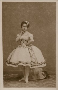 Portrét tanečnice (černobílá fotografie) od French Photographer
