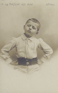 Portrét malého chlapce (černobílá fotografie) od French Photographer