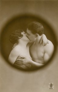 Pohlednice líbajícího se mladého muže a ženy při pohledu přes kukátko, odeslaná v roce 1913