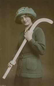 Pohlednice mladé ženy s hokejkou přes rameno, odeslaná v roce 1913 od French Photographer