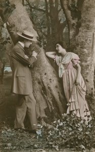 Pohlednice milenců vyřezávajících srdce na stromě, zaslaná v roce 1913 (ručně kolorovaná fotografie) od French Photographer