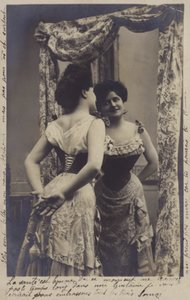 Hezká dívka se obdivuje v zrcadle od French Photographer