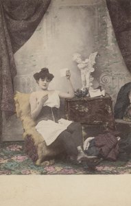 Hezká napůl oblečená dívka, čtení dopisu od French Photographer