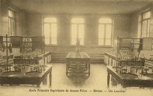 Koupelna pro základní školu, Hirson (č/b foto) od French Photographer