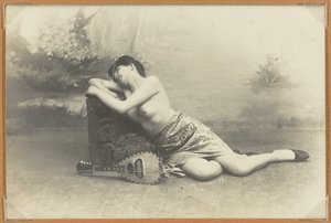 Ležící žena s mandolínou, cca 1895 (želatinový stříbrný tisk) od French Photographer
