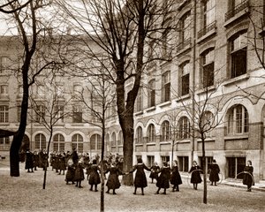 Rekreační dvůr školy Madame de Saisseval (Carcado - Saisseval) v Paříži na konci devatenáctého století, před rokem 1900 (černobílé foto) od French Photographer