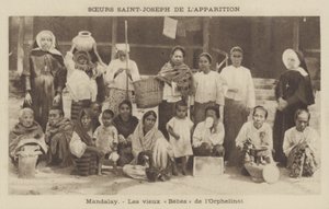 Obyvatelé sirotčince provozovaného sestrami St Joseph, Mandalay, Barma (černobílá fotografie) od French Photographer