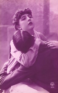 Růžový obrázek páru, který se objímá od French Photographer
