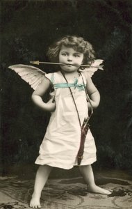 Malý chlapec, oblečený jako Cupid, se šípem v ústech od French Photographer