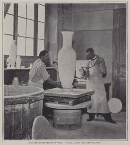Sprejové smaltování vázy v porcelánce Sevres, Francie (černobílá fotografie) od French Photographer