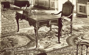 Stůl v zrcadlovém sále ve Versailleském paláci, na kterém byla podepsána Versailleská smlouva (černobílá fotografie) od French Photographer