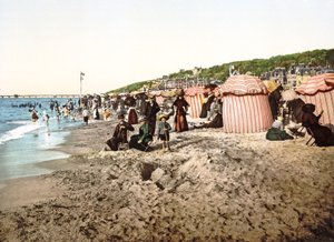 Pláž v Trouville ve Francii, 1890-1900 od French Photographer
