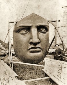 Stavba sochy svobody, detail obličeje, kolem roku 1876 od French Photographer