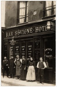 Průčelí vinotéky a hotelu Debit, kterou provozuje M. Vaissade na adrese 22 rue de Sevigne, Paříž. Pohlednice z počátku 20. století. od French Photographer