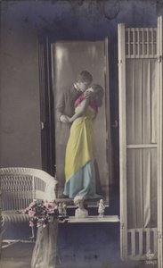 Odraz líbajícího se mladého páru v zrcadle (tónovaná fotografie) od French Photographer