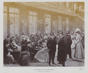 Divadelníci mimo Taverne Pousset v Paříži po představení (č/b foto) od French Photographer