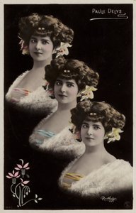 Tři identické ženské hlavy od French Photographer