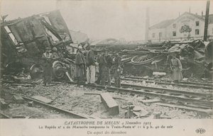 Vlakové neštěstí u Melunu ve Francii, 4. listopadu 1913. Pohled na trosky. Pohlednice odeslána v roce 1913. od French Photographer