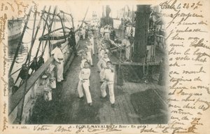 Cvičící námořníci ve francouzské námořní škole s hodinou boxu na palubě. Pohlednice odeslána v roce 1913. od French Photographer