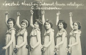 Skupina mladých tanečnic, s úsměvem od French Photographer