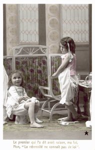 Dvě dívky v dětském pokoji, jedna sedí na nočníku (č/b foto) od French Photographer
