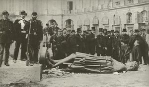 Vendome Column poté, co byl stržen 16. května 1871 (černobílá fotografie) od French Photographer