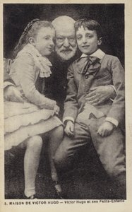 Victor Hugo (1802-1885), francouzský básník, prozaik a dramatik, se svými vnoučaty od French Photographer
