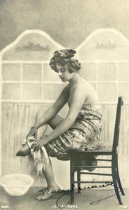 Žena v osušce (černobílá fotografie) od French Photographer